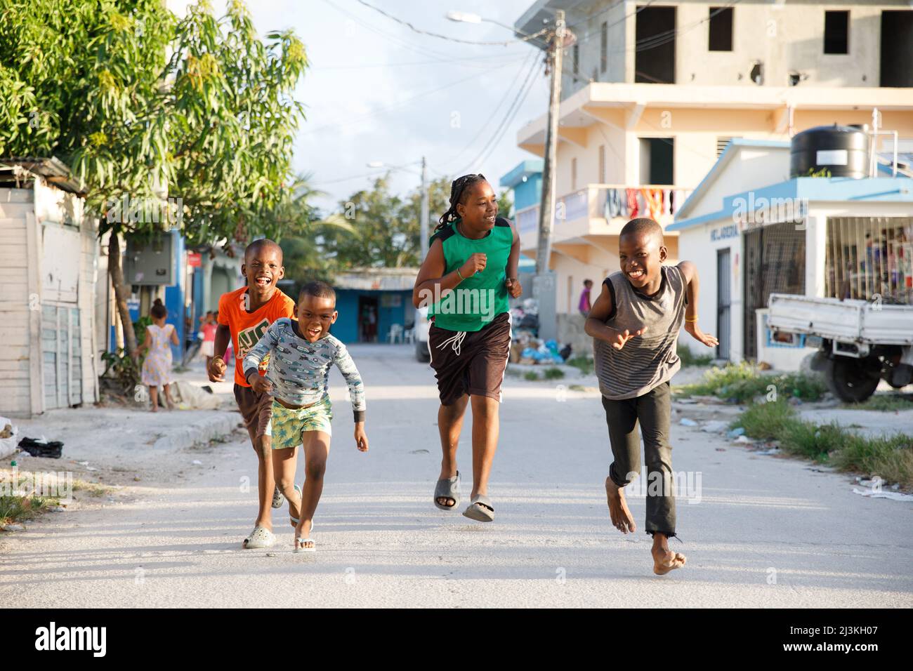 2022.03.14 Repubblica Dominicana Punta Cana Bavaro. Foto di bambini felici che corrono. Baraccopoli. Foto Stock