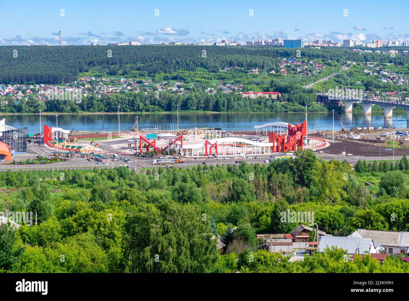 Kemerovo, Russia - 24 giugno 2021. Piazza Mosca sulle rive del fiume Tom, miglioramento del lungofiume per il tempo libero e di intrattenimento, s Foto Stock