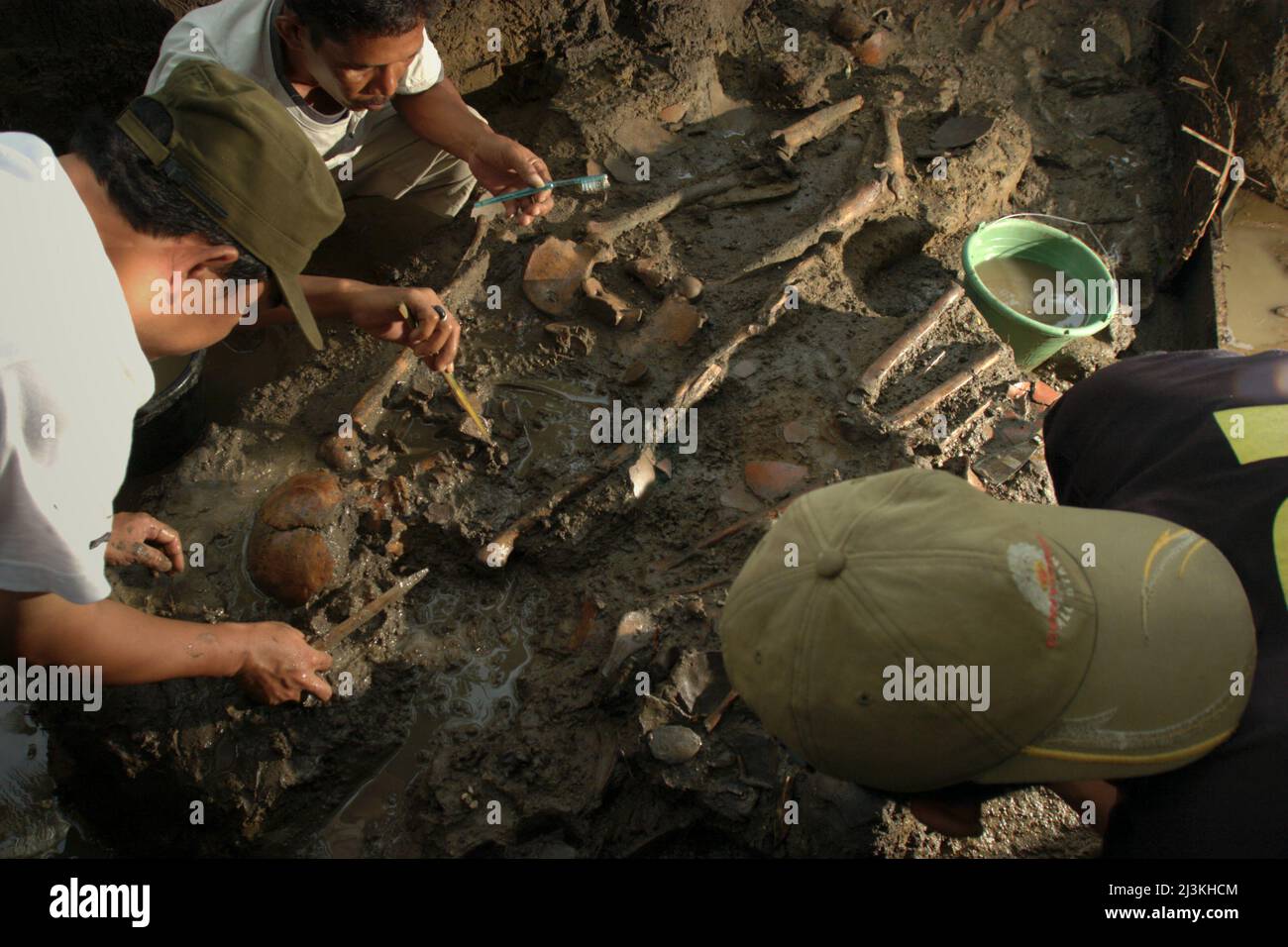 Lavoratori e archeologi della Ricerca Archeologica Nazionale indonesiana scavando un sito preistorico di sepoltura a Tempuran, Karawang, Indonesia. Foto Stock