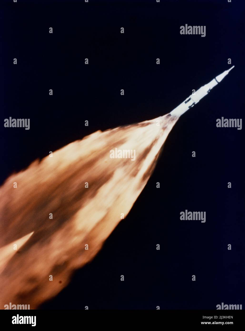 I cinque motori F-1 dell'enorme razzo Apollo/Saturn V lasciano una gigantesca scia di fiamme nel cielo sopra il Kennedy Space Center secondi dopo il liftoff. Il lancio della missione spaziale senza equipaggio Apollo 6 (Spacecraft 020/Saturn 502) è avvenuto il 4 aprile 1968. Questa visione del lancio dell'Apollo 6 è stata presa da un aereo da inseguimento. Foto Stock