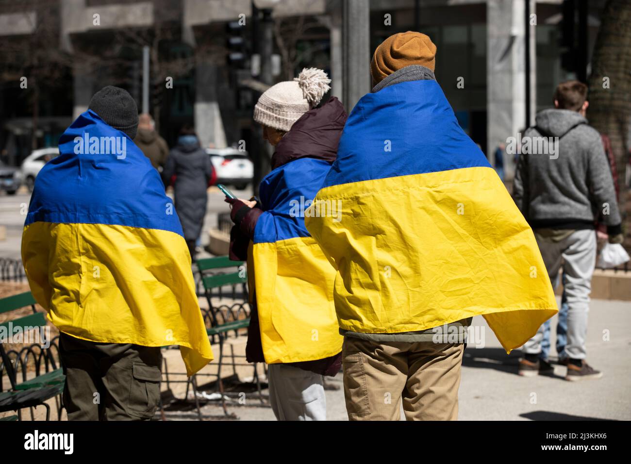 Chicago, Illinois, USA - 27 marzo 2022: La gente si riunisce in solidarietà con l'Ucraina contro l'aggressione russa. Foto Stock