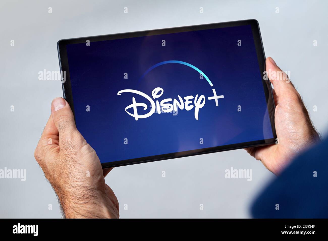 Tablet con logo del servizio di streaming video Disney Plus sullo schermo. ROSARIO, ARGENTINA - 8 APRILE 2022. Foto Stock