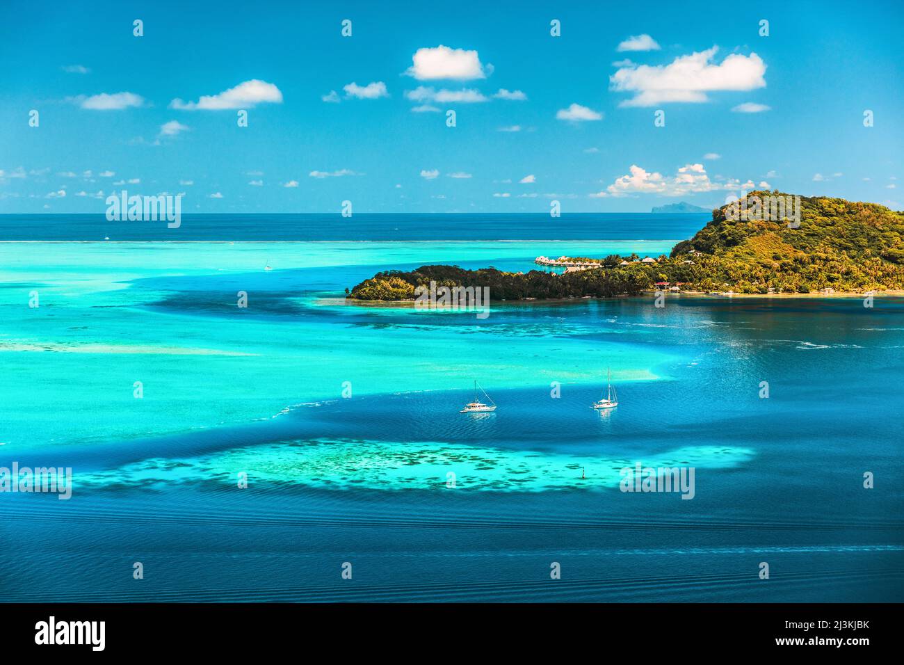 Bora Bora Tahiti viaggio luna di miele destinazione resort di lusso vacanza aereo paesaggio in Polinesia francese. Blu Foto Stock