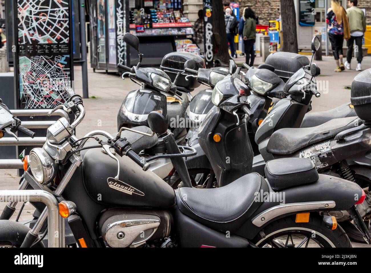 Pictire di un gruppo di motociclette e scooter parcheggiati insieme nel centro di Belgrado, Serbia. Foto Stock