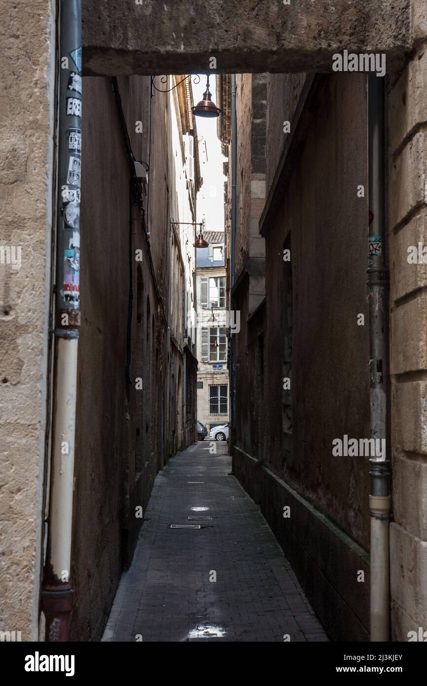 Foto di edifici in pietra del medioperiodo nel centro storico di Bordeaux, Francia, durante un pomeriggio soleggiato. Bordeaux è la città principale di Southwester Foto Stock