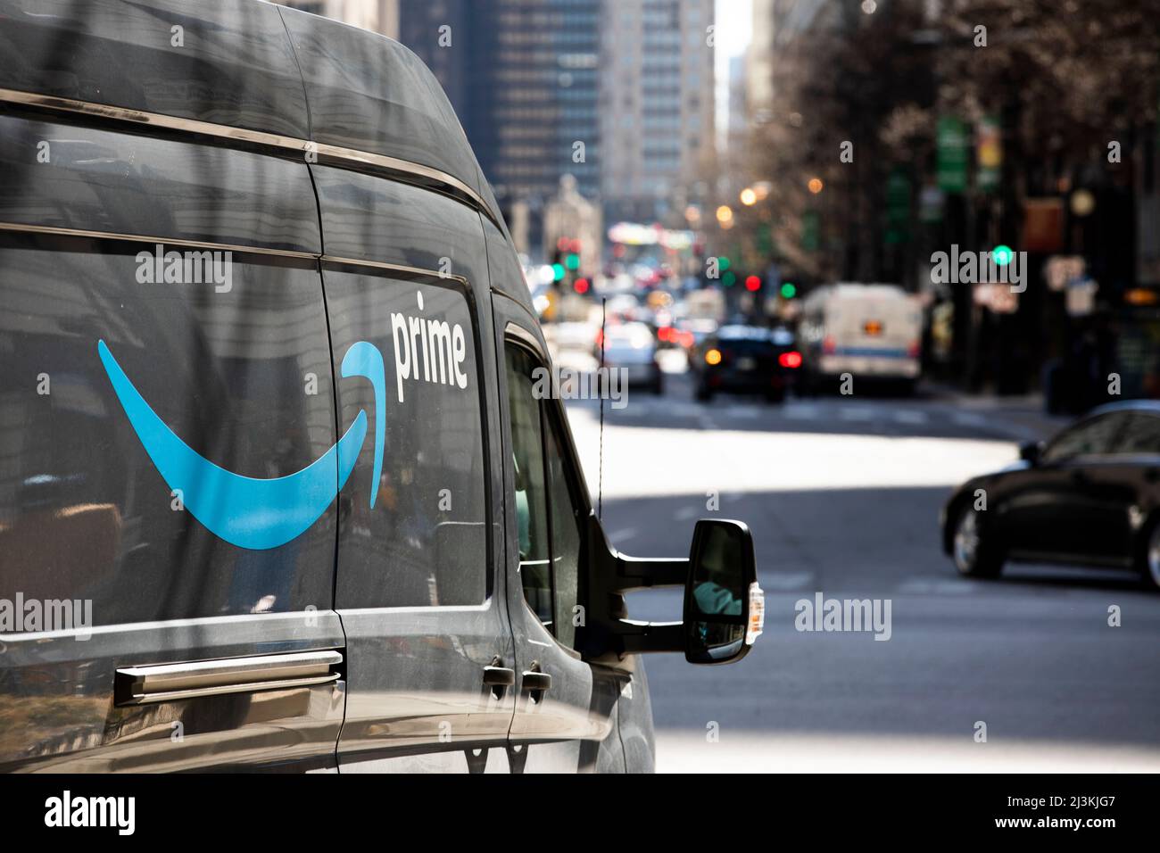 Chicago, Illinois, USA - 27 marzo 2022: Un furgone Amazon prime effettua una consegna in città. Foto Stock