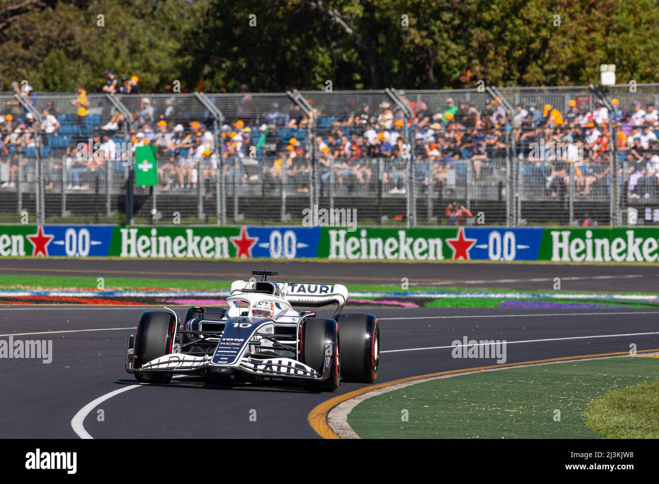 Melbourne, Australia. 08th Apr 2022. Pierre Gasly di Francia guida la Scuderia AlphaTauri numero 10 AT03 durante la pratica davanti al Gran Premio d'Australia 2022 al circuito Albert Park Grand Prix. Credit: SOPA Images Limited/Alamy Live News Foto Stock
