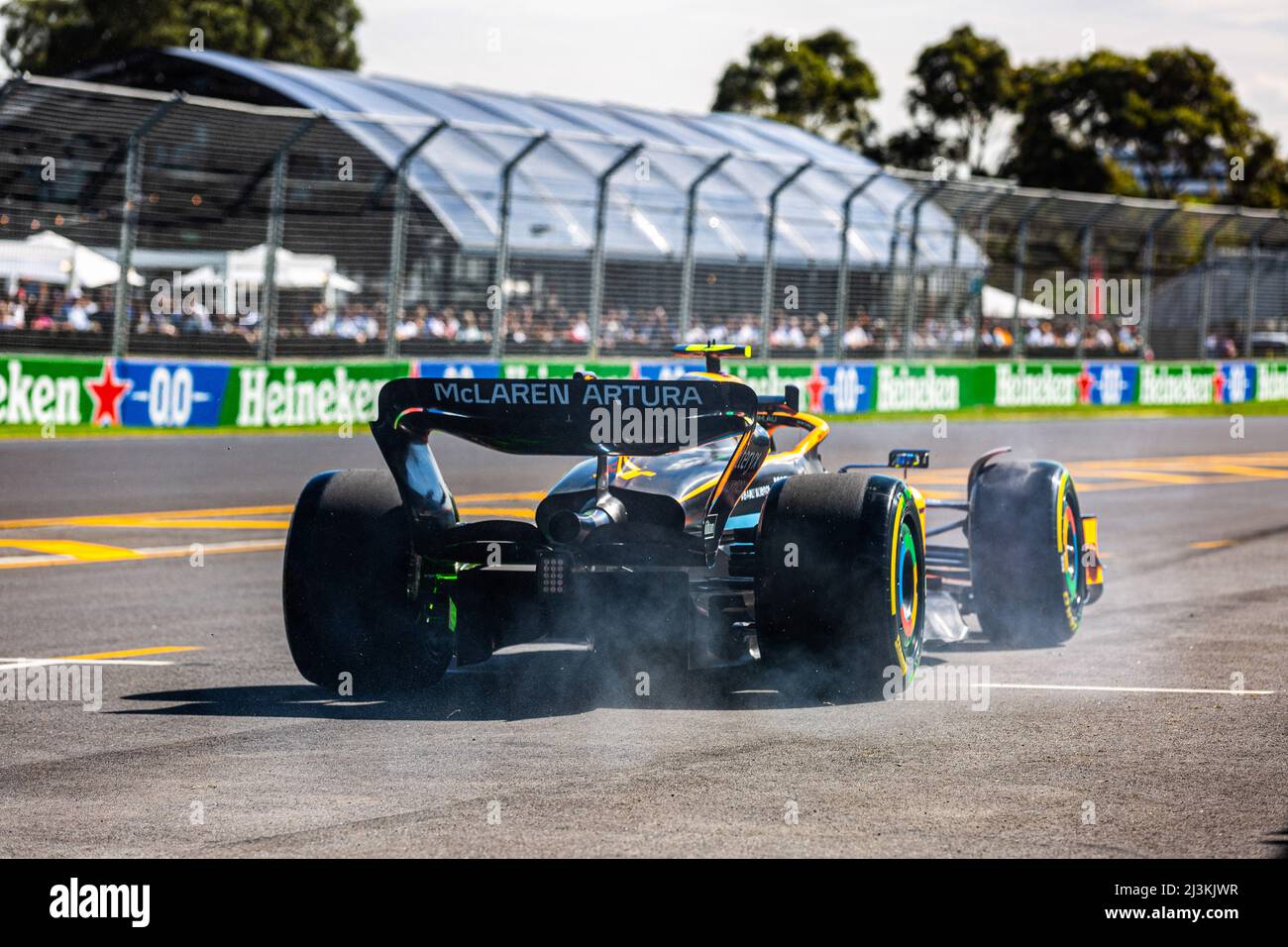 Melbourne, Australia. 08th Apr 2022. Lando Norris di Gran Bretagna che effettua una partenza di pratica in pit lane al numero 4 della McLaren MCL36 Mercedes. Credit: SOPA Images Limited/Alamy Live News Foto Stock