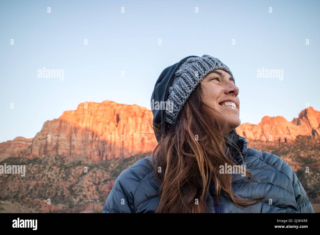 Ritratto di un surfista professionista nel deserto dello Utah. Foto Stock