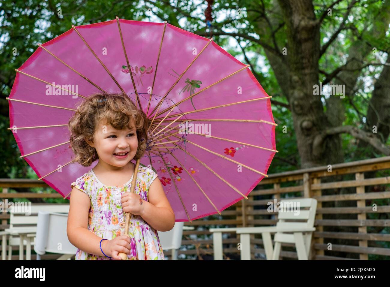 Ragazza preschooler con ombrellone rosa; Toronto, Ontario, Canada Foto Stock