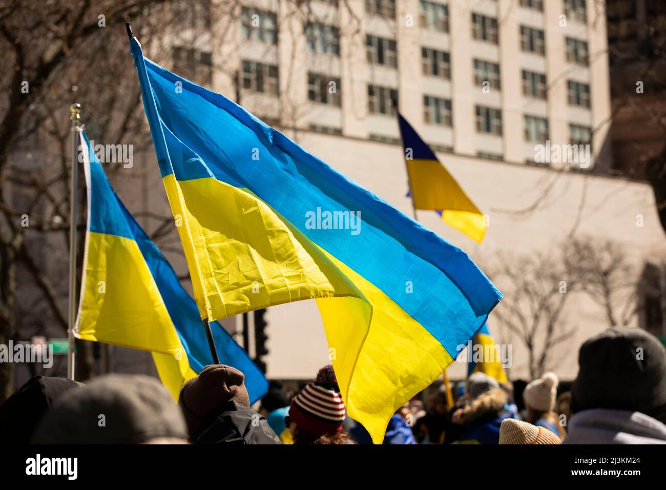 Chicago, Illinois, USA - 27 marzo 2022: La gente si riunisce in solidarietà con l'Ucraina contro l'aggressione russa. Foto Stock