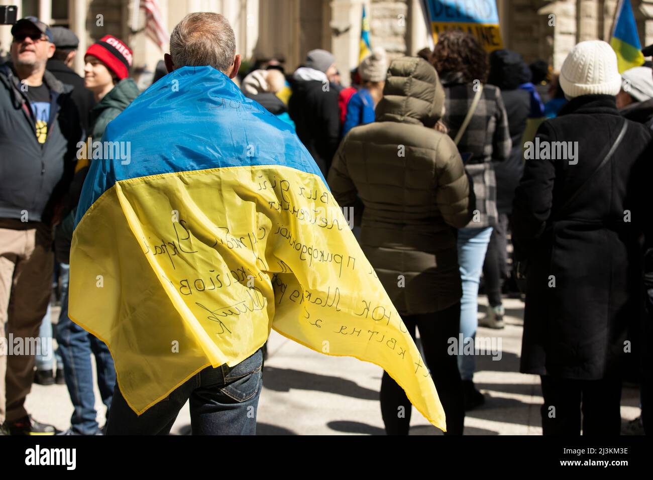 Chicago, Illinois, USA - 27 marzo 2022: La gente si riunisce in solidarietà con l'Ucraina contro l'aggressione russa. Foto Stock