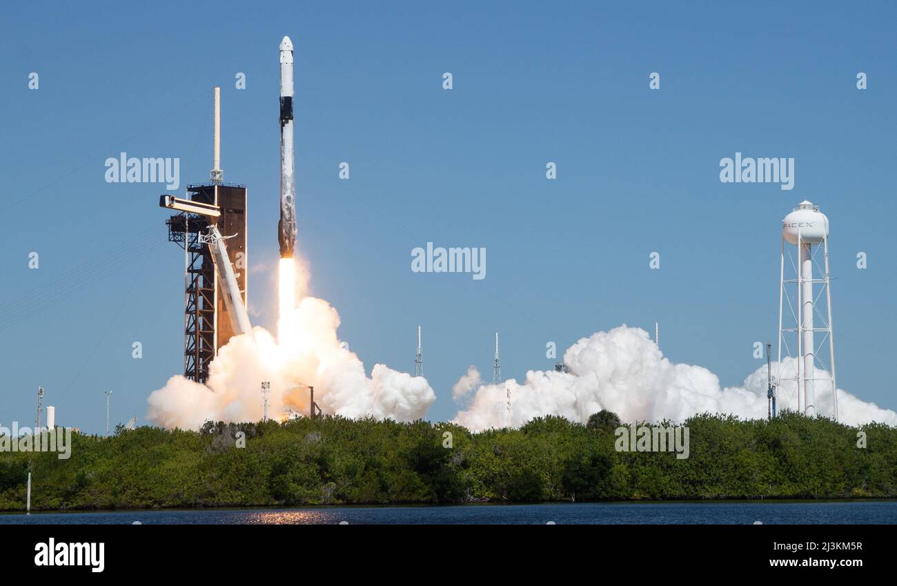 CENTRO SPAZIALE KENNEDY - 06 aprile 2022 - il razzo Space Launch System (SLS) della NASA con la navicella spaziale Orion a bordo è visto in cima a un lanciatore mobile a Laun Foto Stock