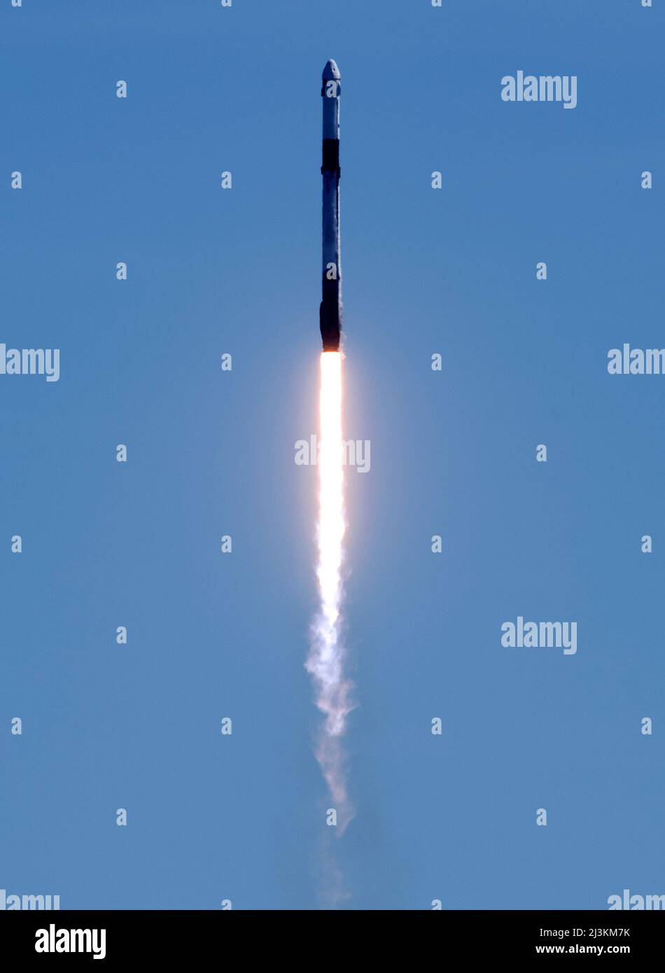 CENTRO SPAZIALE KENNEDY - 06 aprile 2022 - il razzo Space Launch System (SLS) della NASA con la navicella spaziale Orion a bordo è visto in cima a un lanciatore mobile a Laun Foto Stock