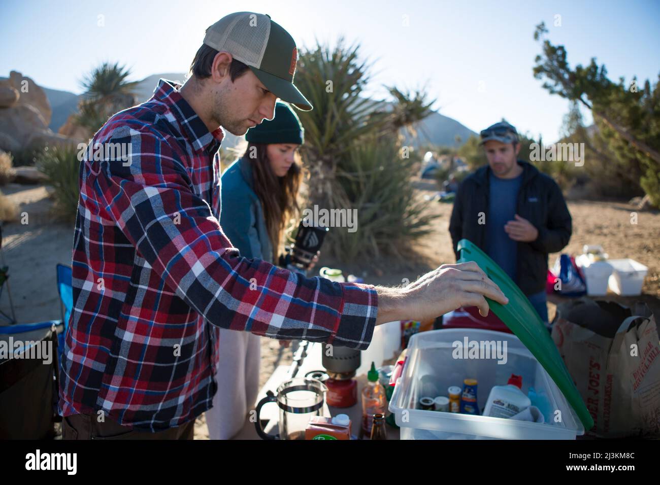 I partecipanti preparano la colazione nel deserto di Joshua Tree National Park. Foto Stock