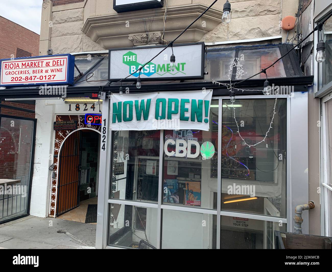 Washington, Stati Uniti. 04th Apr 2022. Il negozio 'il seminterrato' nel quartiere della vita notturna di Washington Adams Morgan si descrive come una boutique di candele, ma in realtà il negozio del seminterrato si occupa di marijuana. Negli Stati Uniti, la marijuana viene depenalizzata in un numero sempre maggiore di stati. Cresce la pressione per legalizzare la cannabis anche a livello federale. Credit: CAN Merey/dpa/Alamy Live News Foto Stock