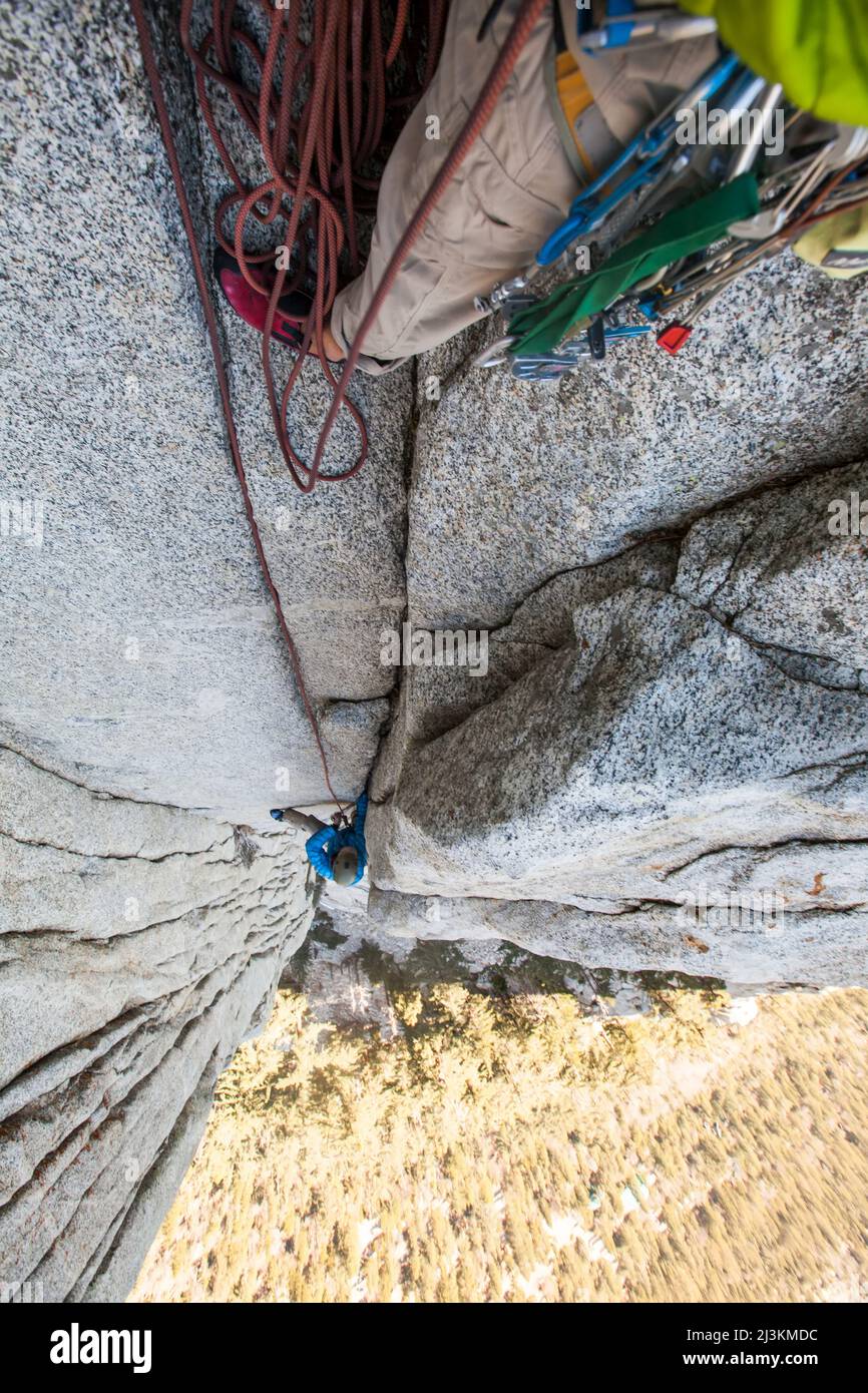 Guardando verso il basso dal belay come un arrampicatore segue un percorso chiamato Whodunnit High sulla roccia di Tahquitz. Foto Stock