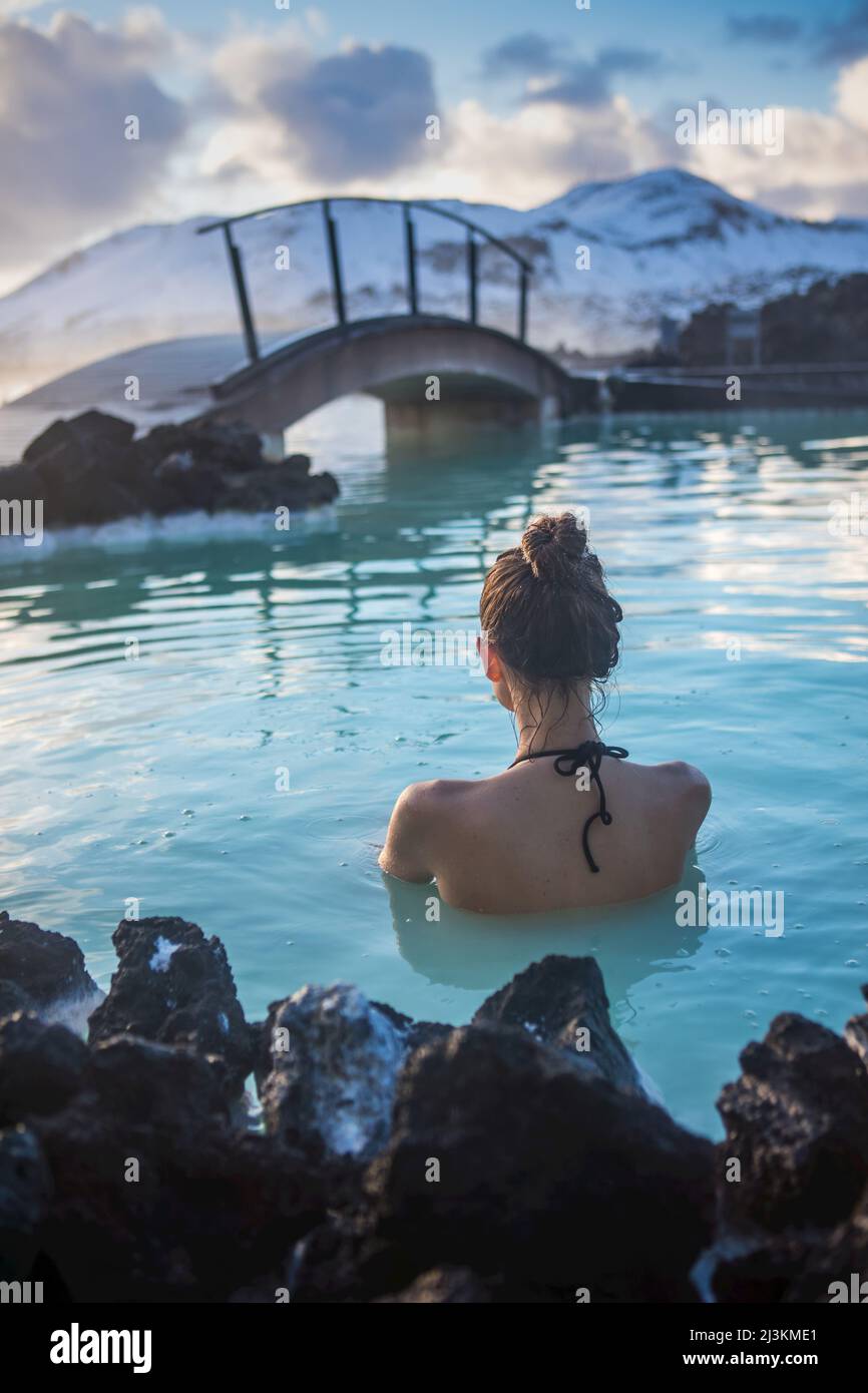 Una donna di nuoto in Islanda della laguna blu. Foto Stock