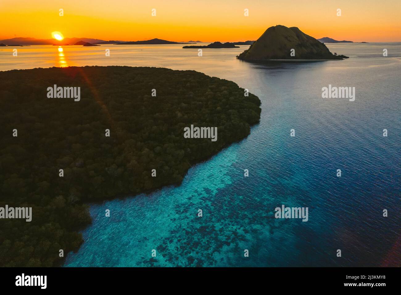 Vista aerea delle isole del Parco Nazionale di Komodo, sede del famoso Drago di Komodo al tramonto; Isole Sunda minori, Indonesia Foto Stock