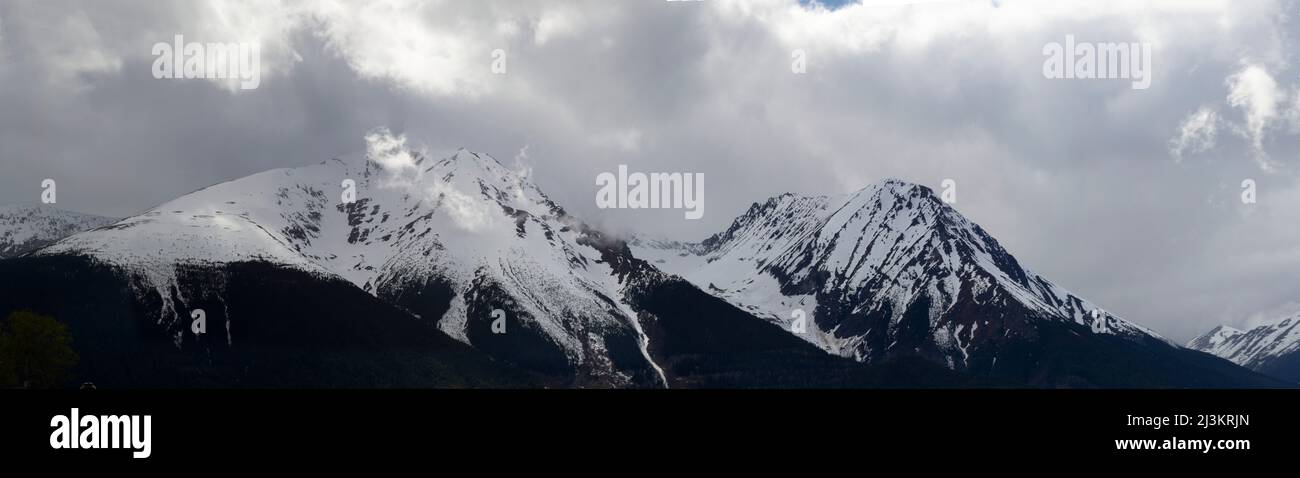 Aspra vetta della Hudson Bay Mountain coperta di neve; Smithers, British Columbia, Canada Foto Stock