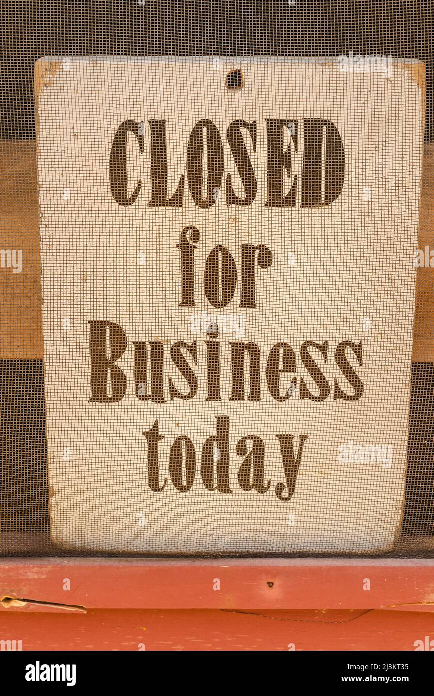 Cartello con la scritta "chiuso per affari oggi" in un negozio di cartelli all'Upper Canada Village; Morrisburg, Ontario, Canada Foto Stock