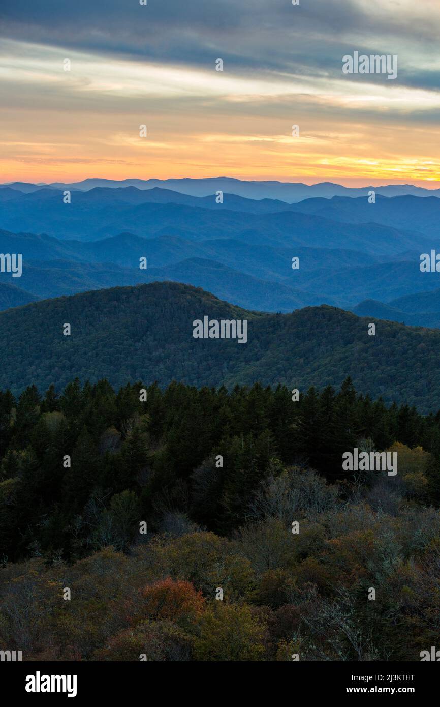 Gli enigmi di Blue Ridge Mountain sono visibili dal Cowee Mountain Overlook nel North Carolina al tramonto; North Carolina, Stati Uniti d'America Foto Stock