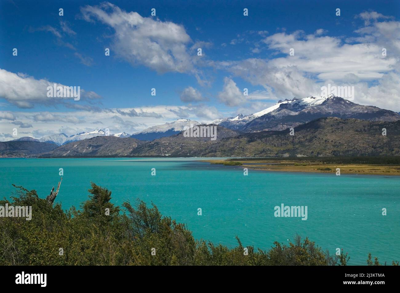 Vista sul Lago generale Carrera verso le montagne e i ghiacciai del campo de Hielo Norte, vicino a Puerto Rio Tranquilo lungo Carretera Austral in Cile Foto Stock