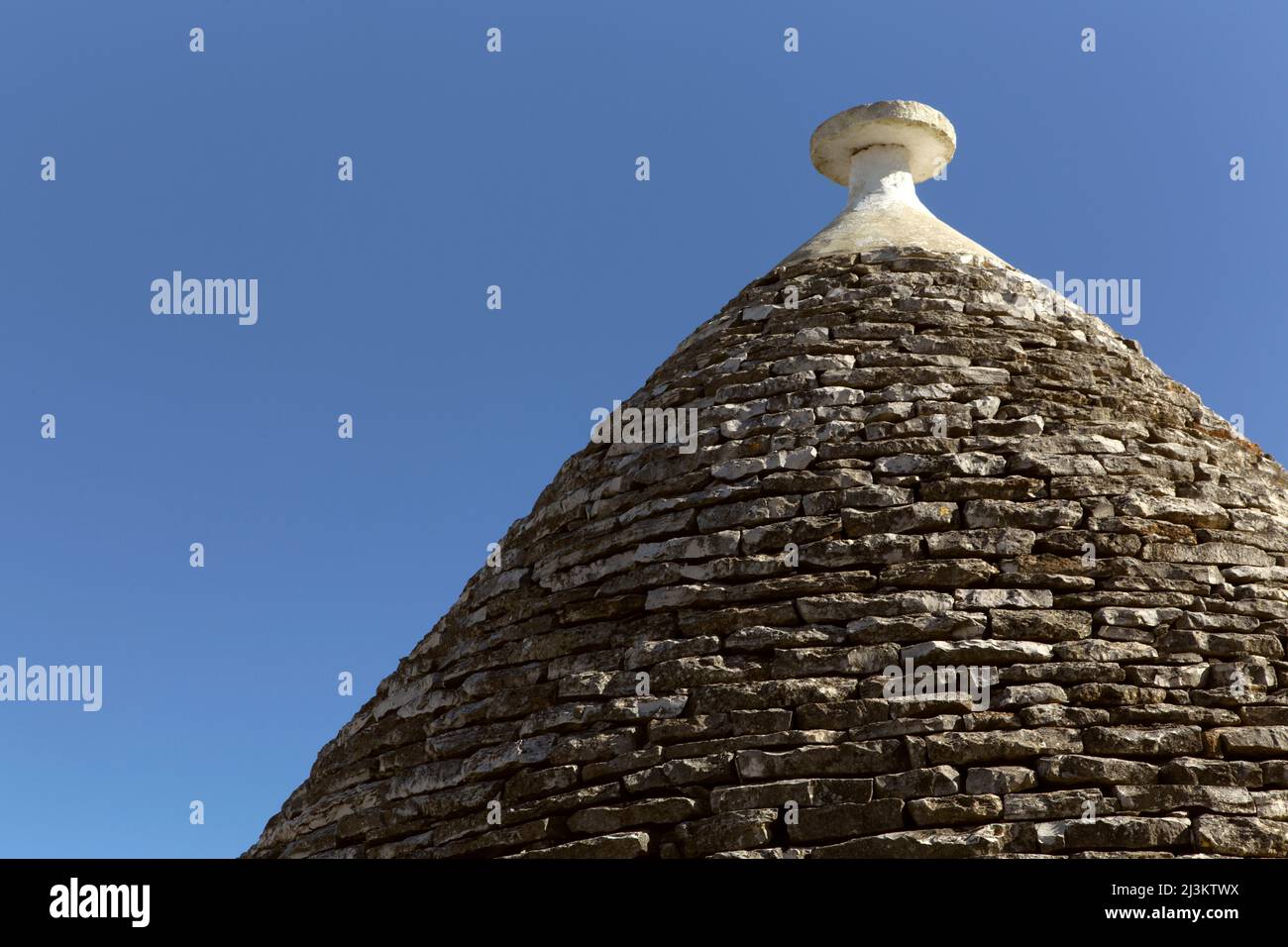 Casa 'Trullo', tradizionale capanna pugliese in pietra secca con tetto conico, vicino Bari; Puglia, Italia Foto Stock