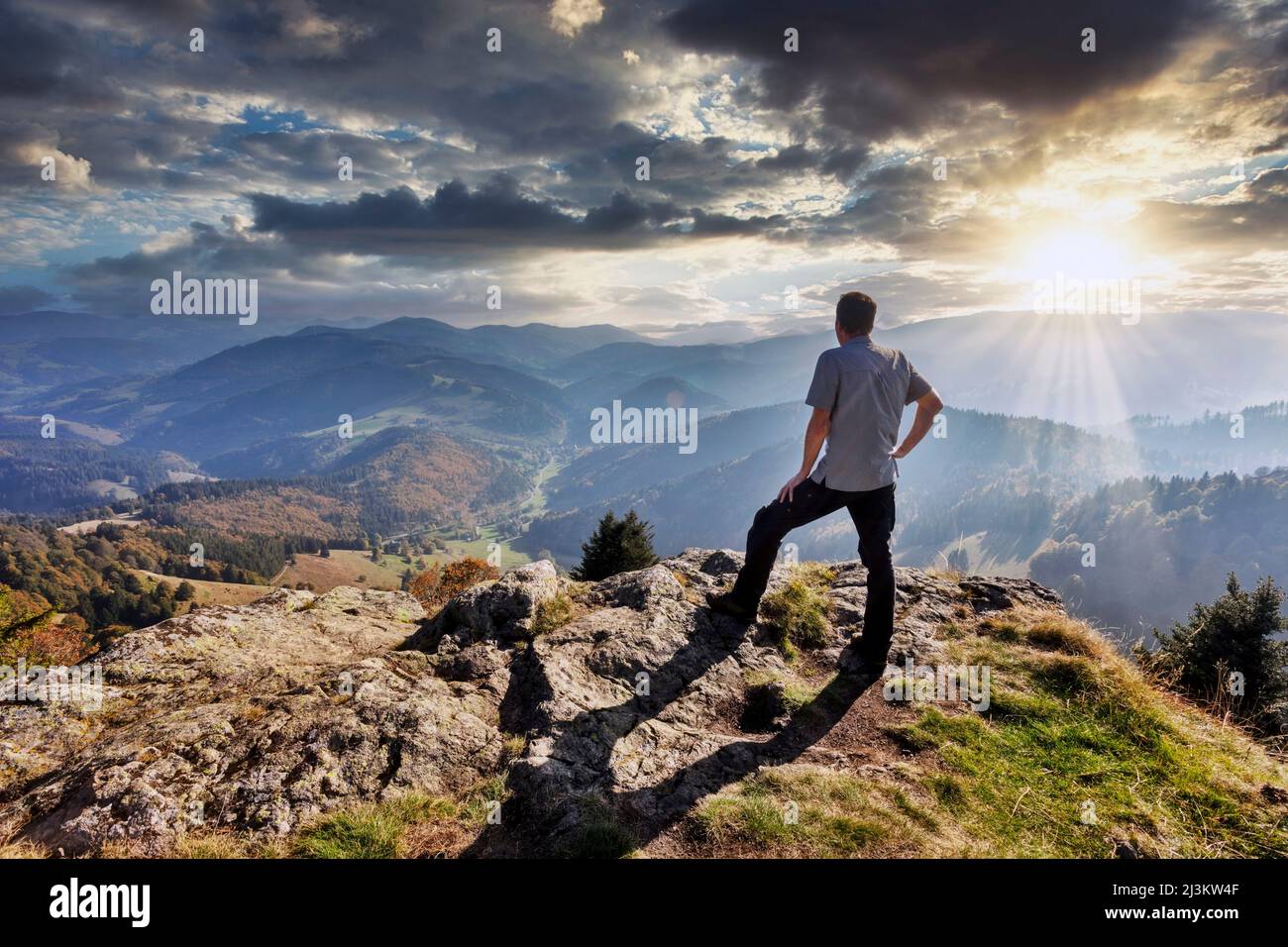 ein Wanderer genießt die Aussicht vom Belchen im Schwarzwald Foto Stock