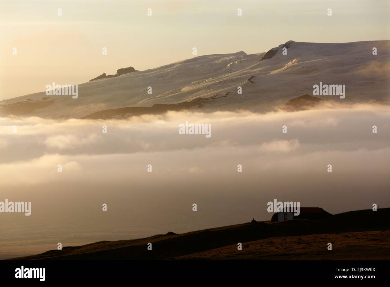 Una vista di Hvannadalshnukur (2119m, 6929ft), la vetta più alta dell'Islanda; Hvannadalshnukur, Parco Nazionale di Skaftafell, Ingolfshofdi, Islanda. Foto Stock