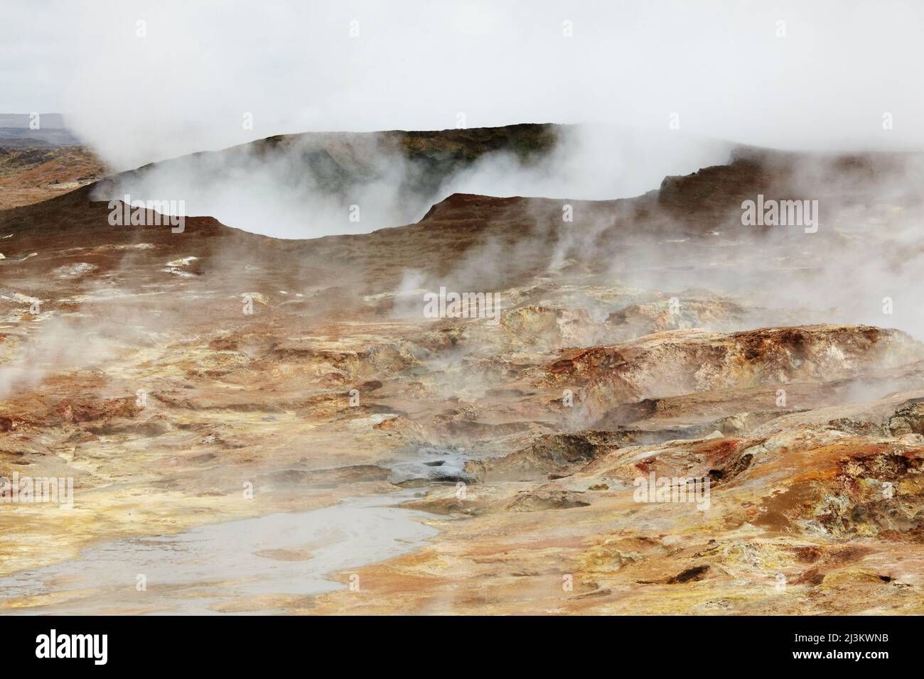 Le sorgenti termali di Gunnuhver e le fumarole, a Reykjanesviti, Islanda; Reykjanesviti, Grindavik, Penisola di Reykjanes, Islanda. Foto Stock