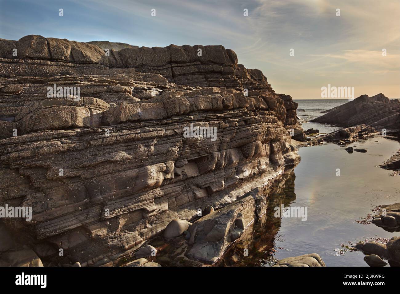 Rocce e una piscina sulla costa atlantica, Devon, Inghilterra sud-occidentale.; Damehole Point, Devon, Gran Bretagna. Foto Stock