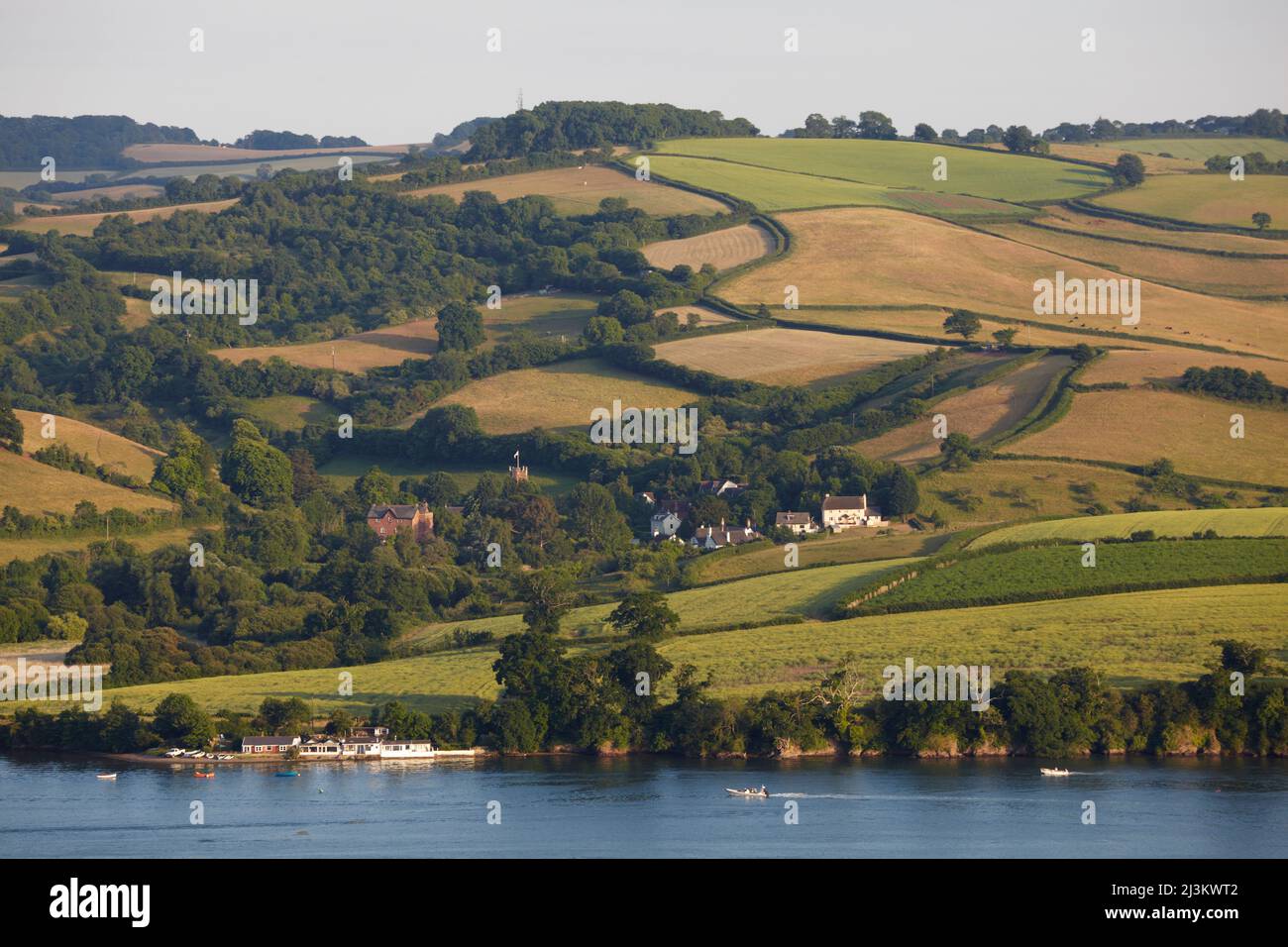 Un paesaggio agricolo estivo lungo il fiume nel sud dell'Inghilterra; River Teign, Teignmouth, Devon, Gran Bretagna. Foto Stock
