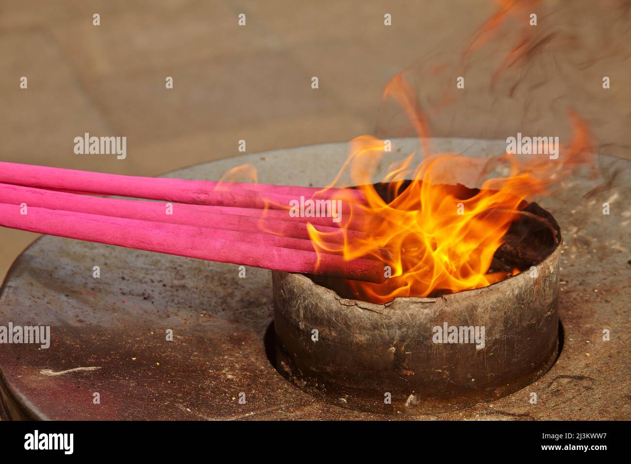 Bastoncini di incenso essendo accesa nel Tempio Chenghuang, la città tempio di Dio, vicino il Giardino di Yuyuan, Shanghai, Cina. Foto Stock