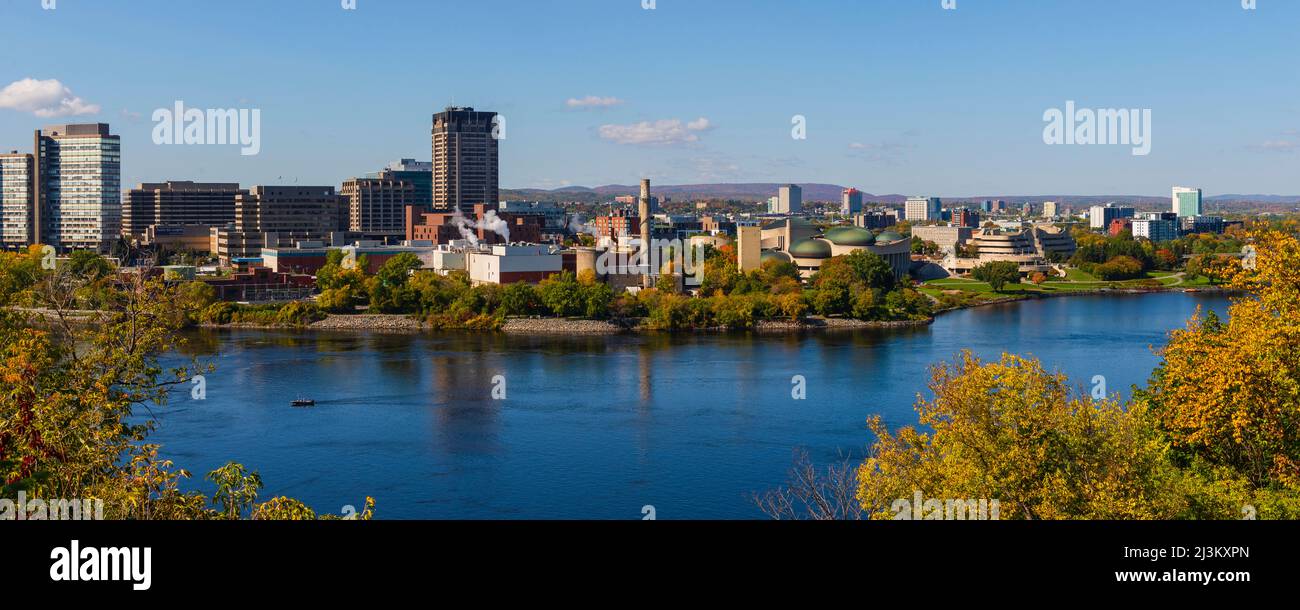 Vista di Hull, settore della Canadian National Capital Region, il Canadian Museum of History e il fiume Ottawa; Gatineau, Quebec, Canada Foto Stock