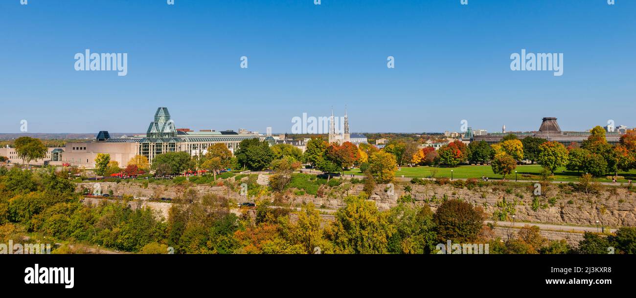 National Gallery of Canada a Ottawa, Ontario, vista da dietro gli edifici del Parlamento; Ottawa, Ontario, Canada Foto Stock