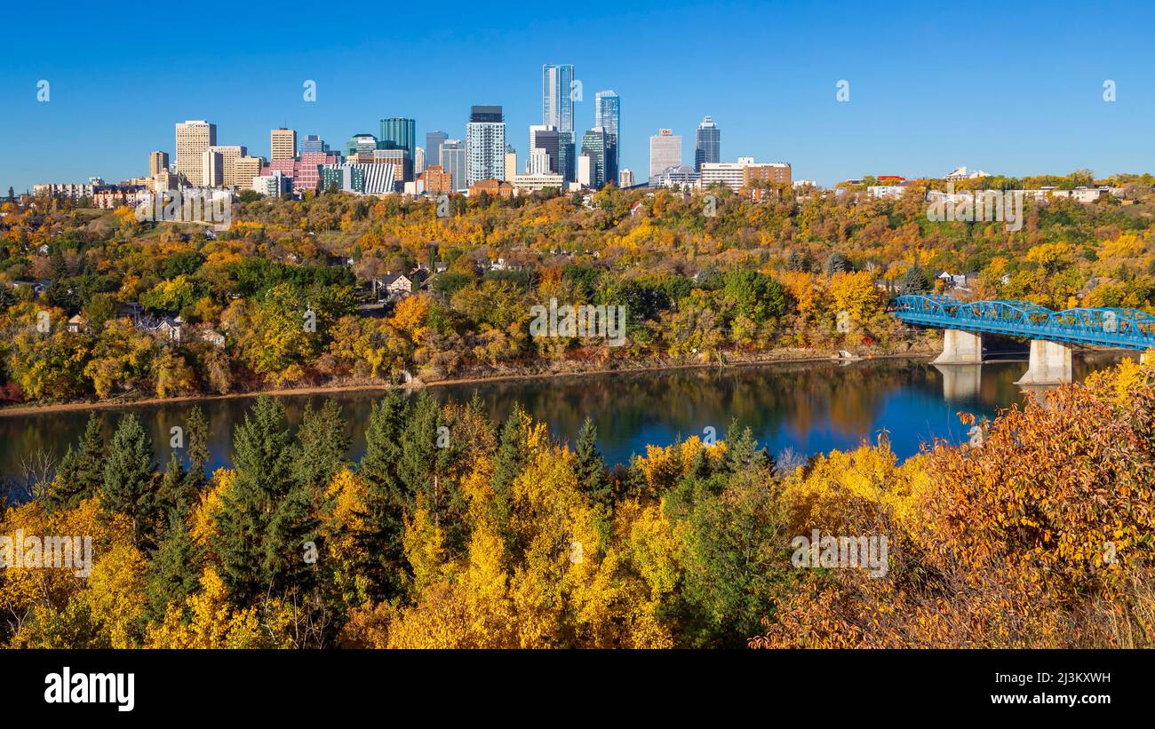 Vista dello skyline del centro di Edmonton e dei colori autunnali della valle del fiume lungo il fiume North Saskatchewan e il fiume Dawson che attraversa il fiume Foto Stock
