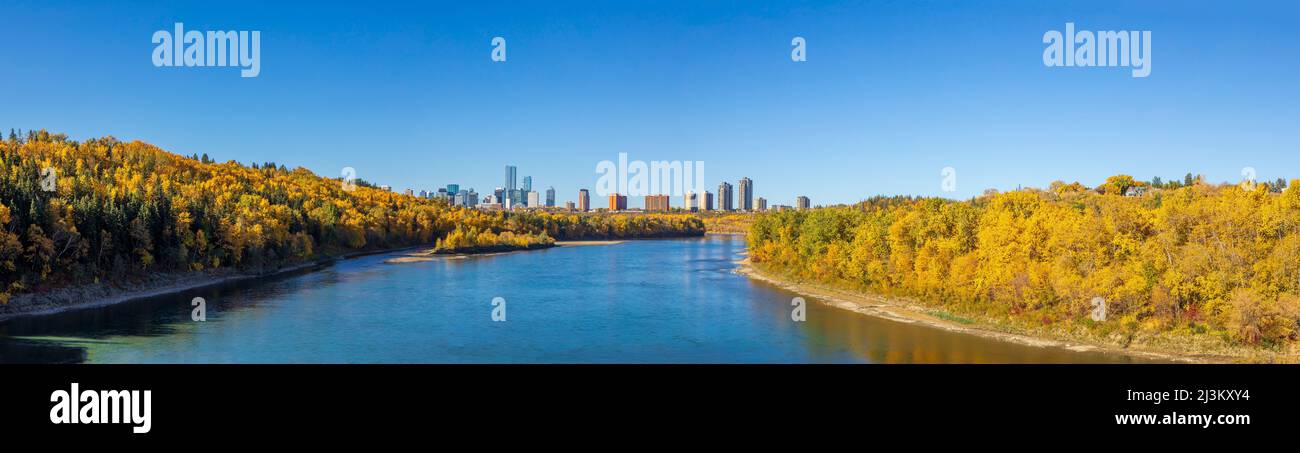 Vista dello skyline del centro di Edmonton e dei colori autunnali della valle del fiume lungo il fiume North Saskatchewan; Edmonton, Alberta, Canada Foto Stock