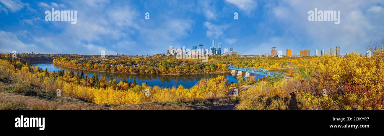 Vista dello skyline del centro di Edmonton e dei colori autunnali della valle del fiume lungo il fiume North Saskatchewan; Edmonton, Alberta, Canada Foto Stock