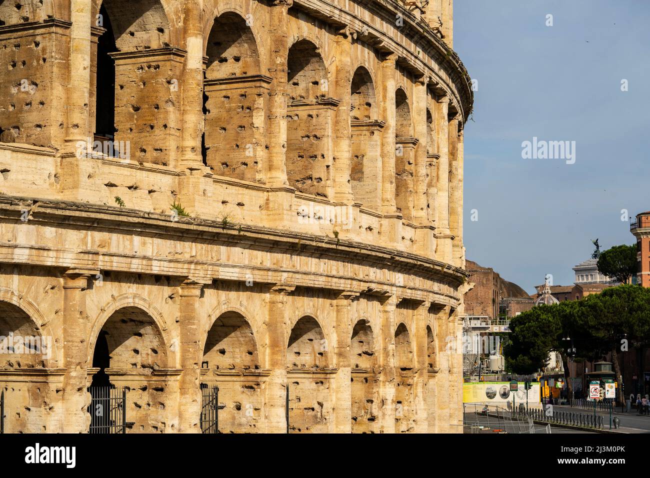 Colosseo, rovine dell'antico anfiteatro di Roma; Roma, Italia Foto Stock