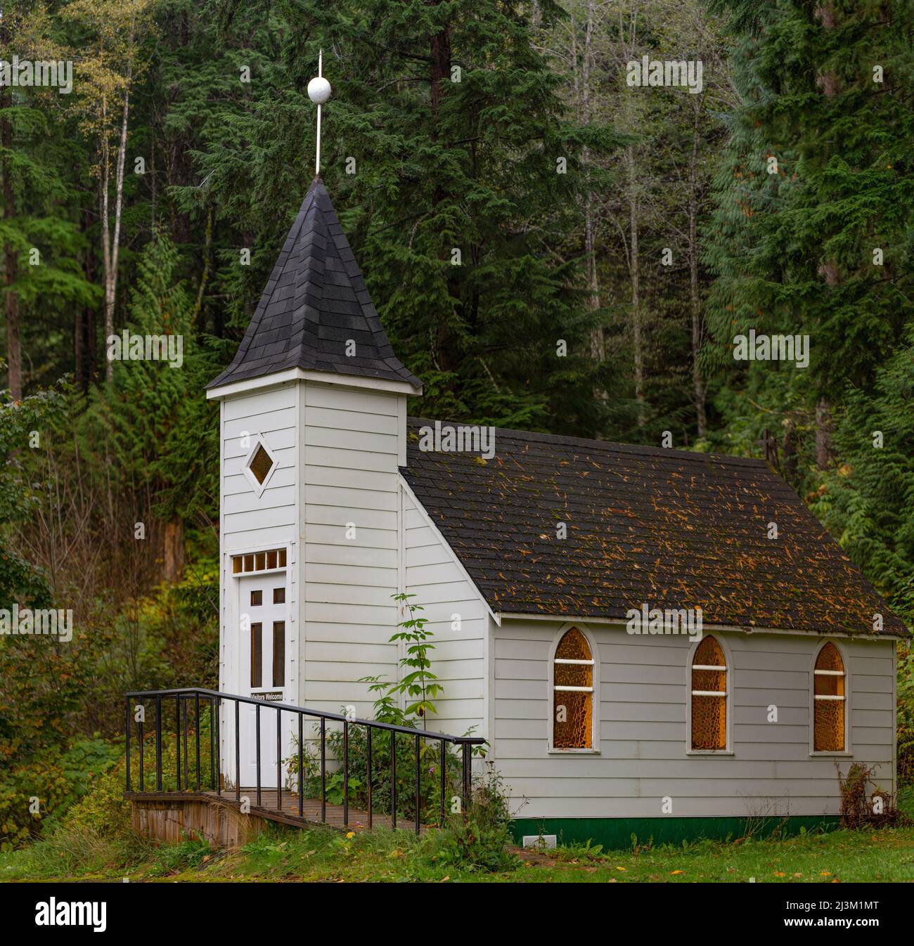 Chiesa di campagna bianca con campanile in un'area boschiva; Columbia Britannica, Canada Foto Stock
