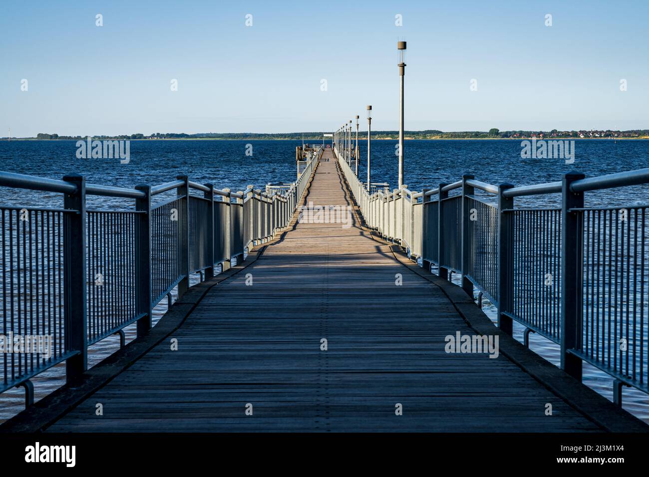 Wismar, Meclemburgo-Pomerania occidentale, Germania - 15 giugno 2020: Il ponte sul mare di Wendorf in una giornata senza nuvole Foto Stock