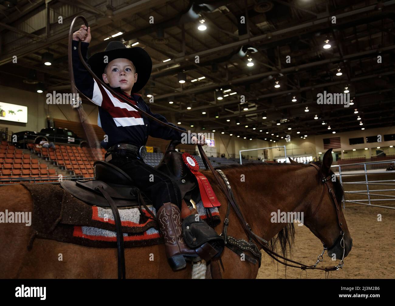 Il giovane cowboy compete in una mostra di cavalli sul suo mostang selvaggio; Reno, Nevada, Stati Uniti d'America Foto Stock