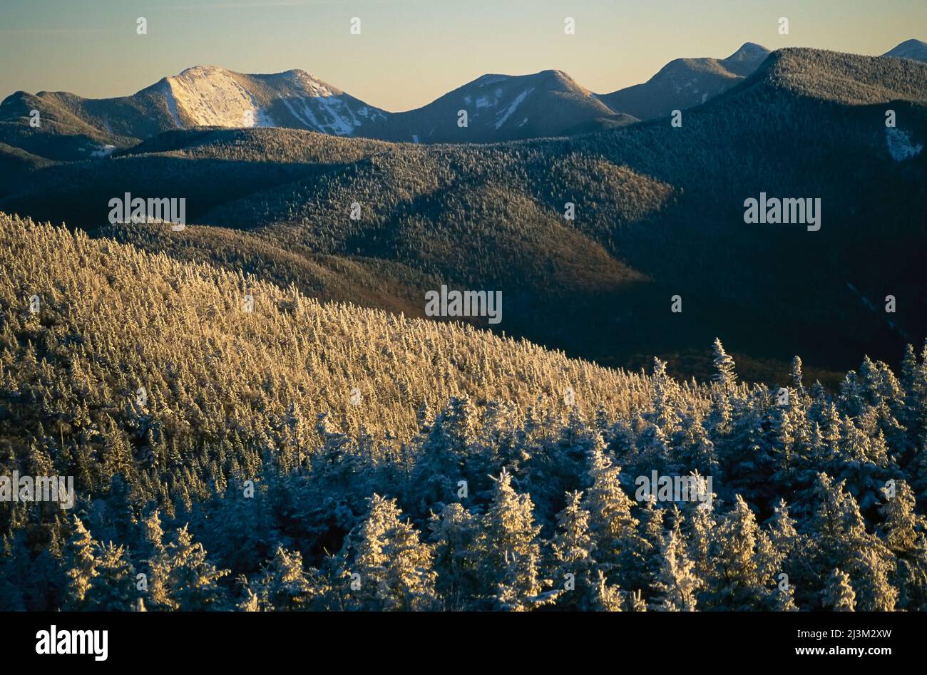 Neve copre alberi e colline nella regione di Adirondack Mountain.; Adirondack Mountains, New York. Foto Stock