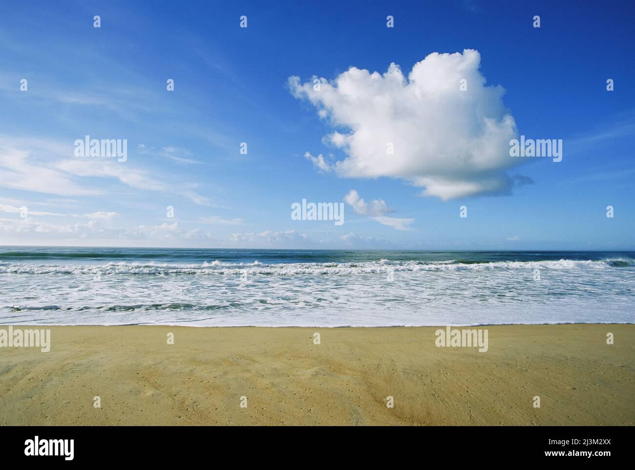 Spiaggia, oceano, cielo e nuvole sopra Cape Hatteras.; CAPE HATTERAS, CAROLINA DEL NORD. Foto Stock