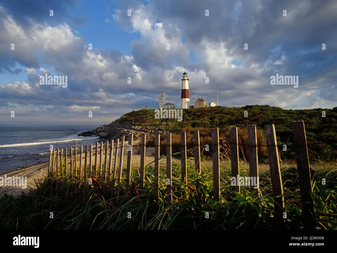 Faro a Montauk con il cielo drammatico.; Montauk, New York. Foto Stock