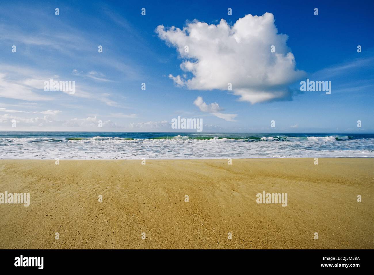 Vista di sole, sabbia e surf a Cape Hatteras, Carolina del Nord.; Cape Hatteras National Seashore, Carolina del Nord. Foto Stock