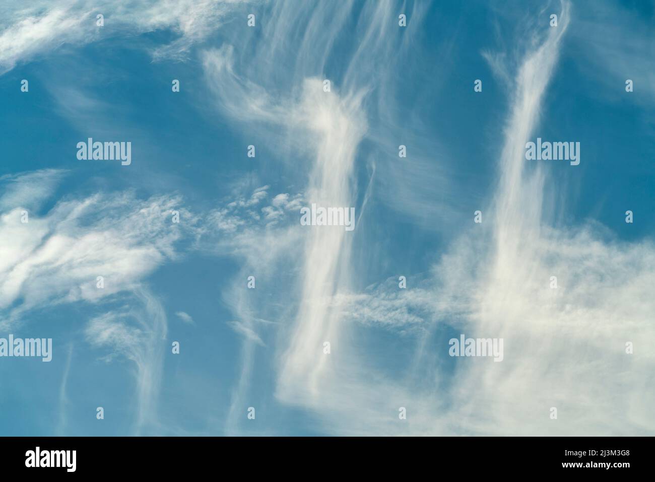 Cirrus nuvole in un cielo blu; South Shields, Tyne e indossare, Inghilterra Foto Stock