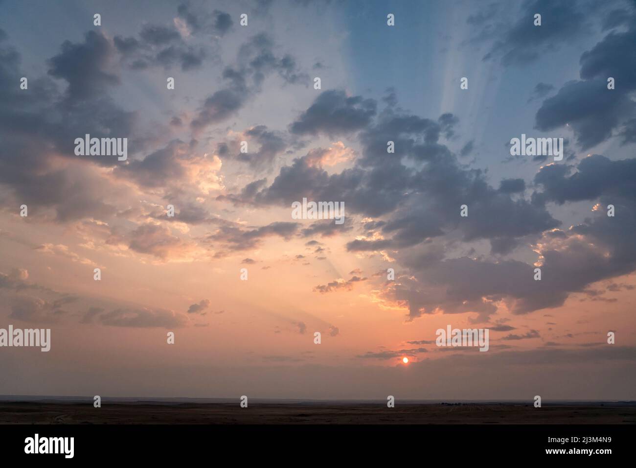 Bellissima alba sulle praterie di Saskatchewan. Fasci di luce brillano attraverso le nuvole, praterie Parco Nazionale; Saskatchewan, Canada Foto Stock