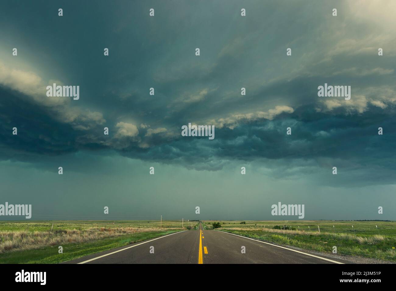 Un muro di pioggia proveniente da un complesso di temporali si innaffia sull'autostrada durante la stagione delle tempeste a Tornado Alley; Kansas, Stati Uniti d'America Foto Stock